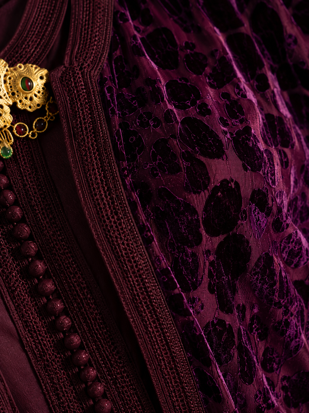 Caftan Marocain de Luxe en Velours Bordeaux avec Ceinture Dorée
