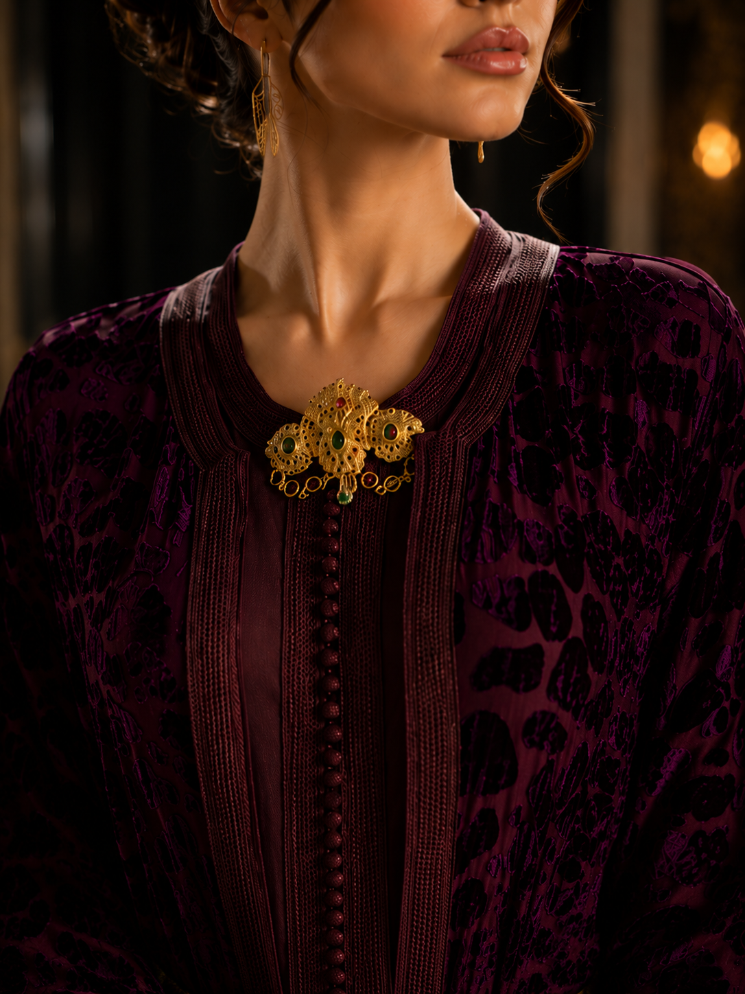 Caftan Marocain de Luxe en Velours Bordeaux avec Ceinture Dorée